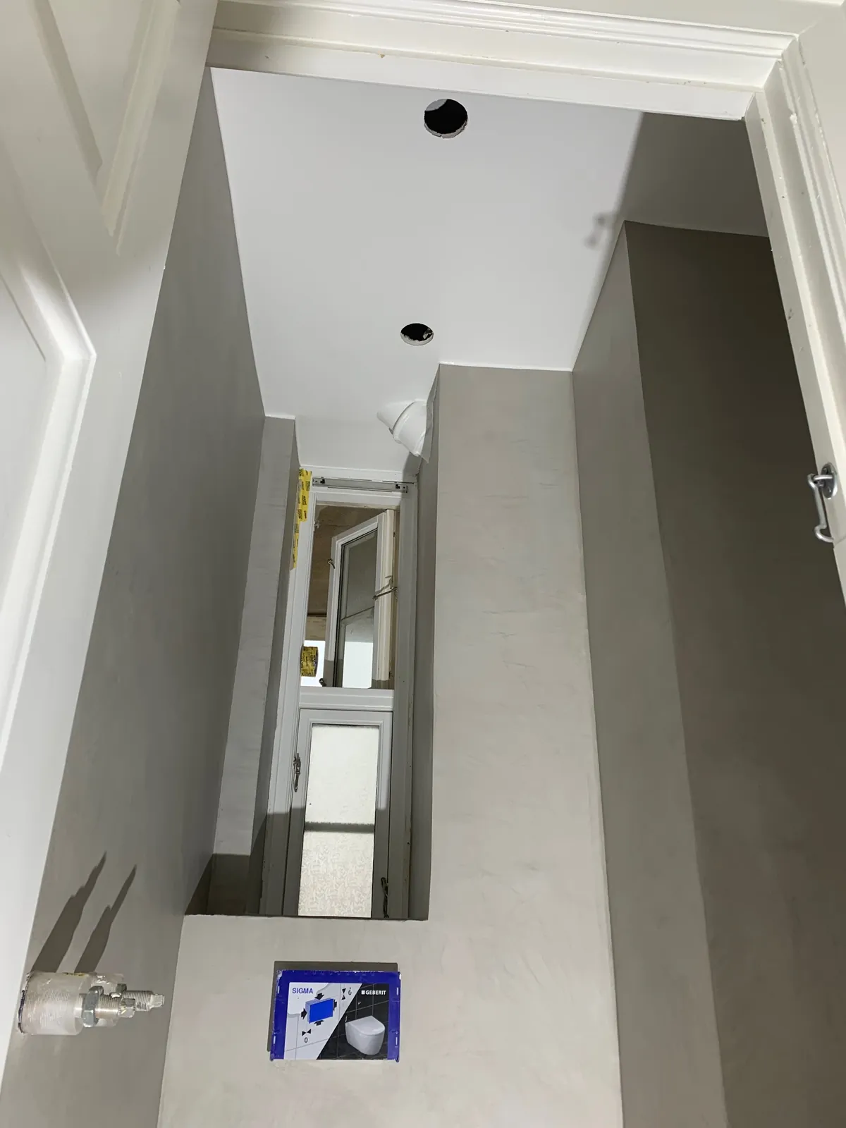 Badeværelse med grå microcement på væg og gulv – Maler Microcement, Herlev og omegn