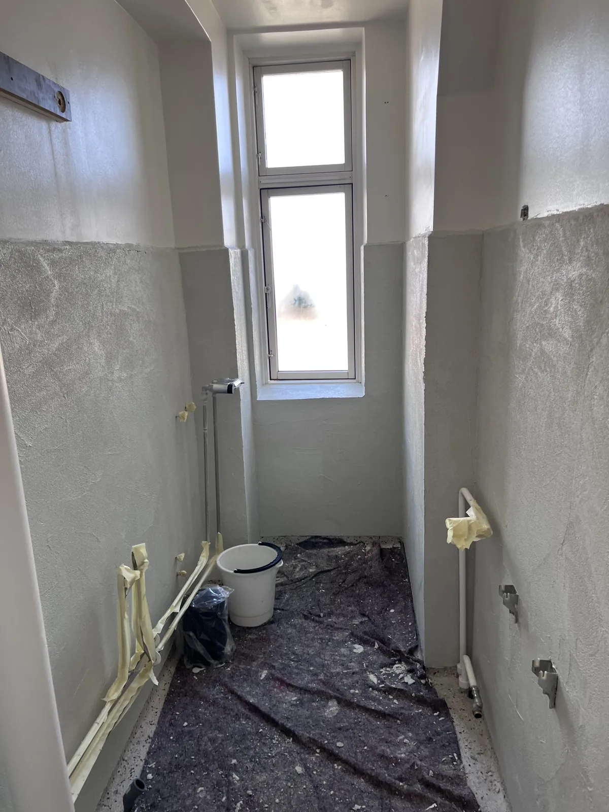 Badeværelse med grå microcementvægge under arbejde – Maler Microcement, Herlev og omegn