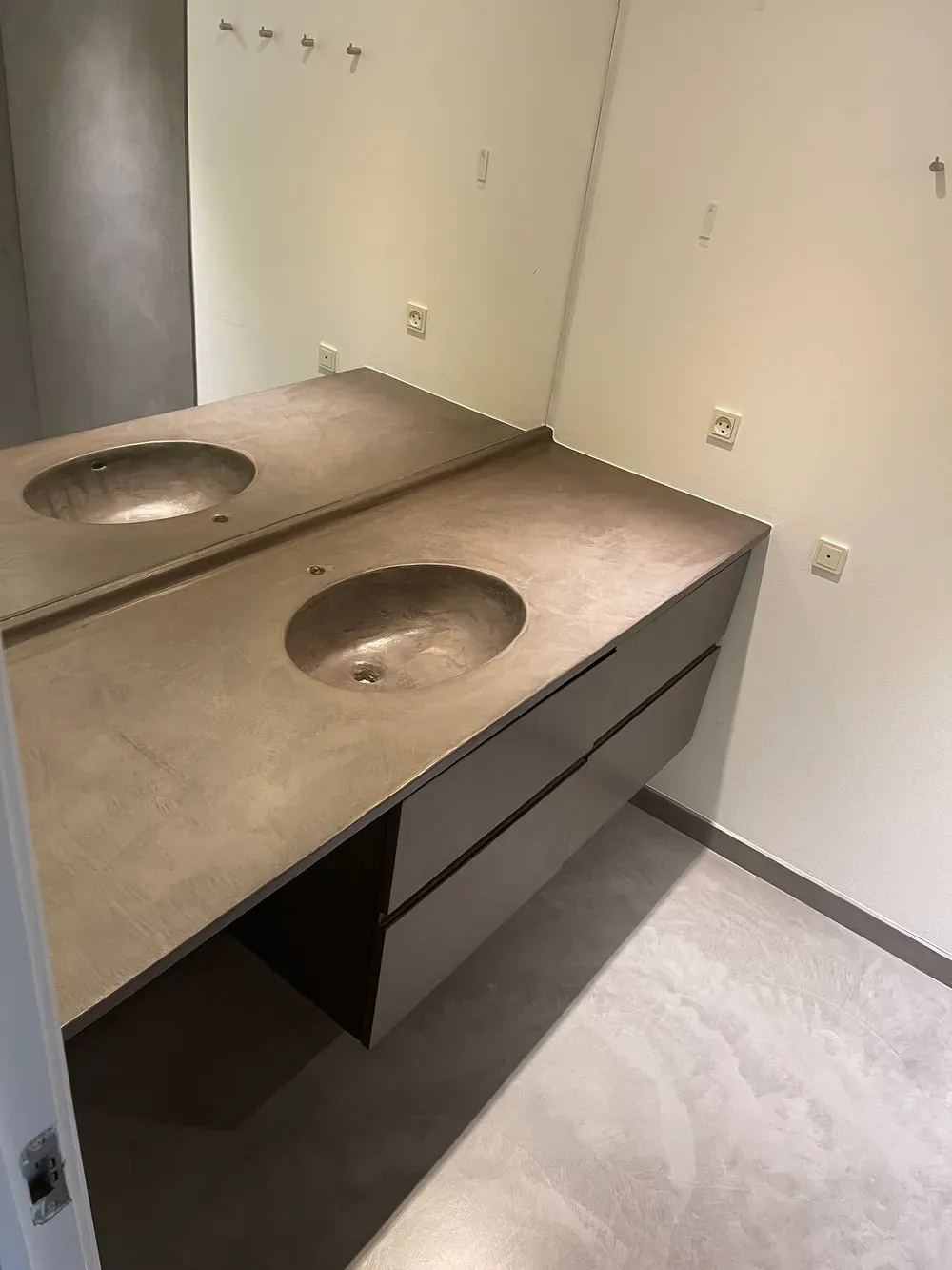 Grå microcement badeværelse