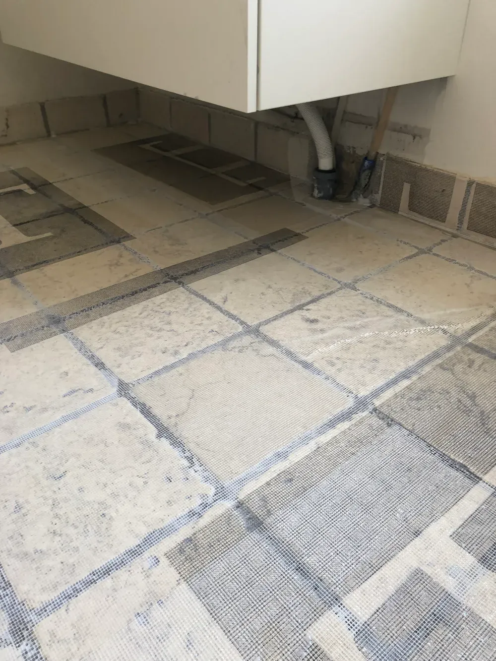Gulv forberedt med armeringsnet før microcement – Maler Microcement, Herlev og omegn