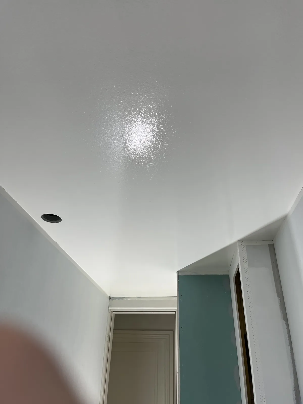Hvidmalet loft med glat finish i smal gang – Maler Microcement, Herlev og omegn