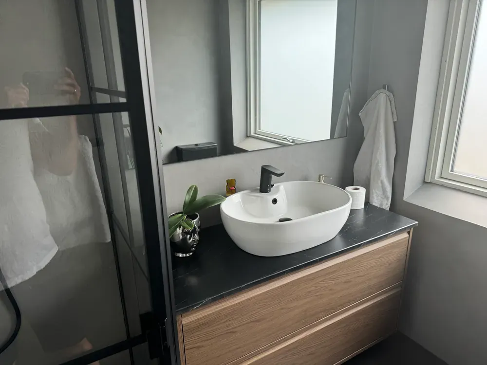 Microcement badeværelse badeværelsesmøbel med sort aramtur fra Hans Grohe