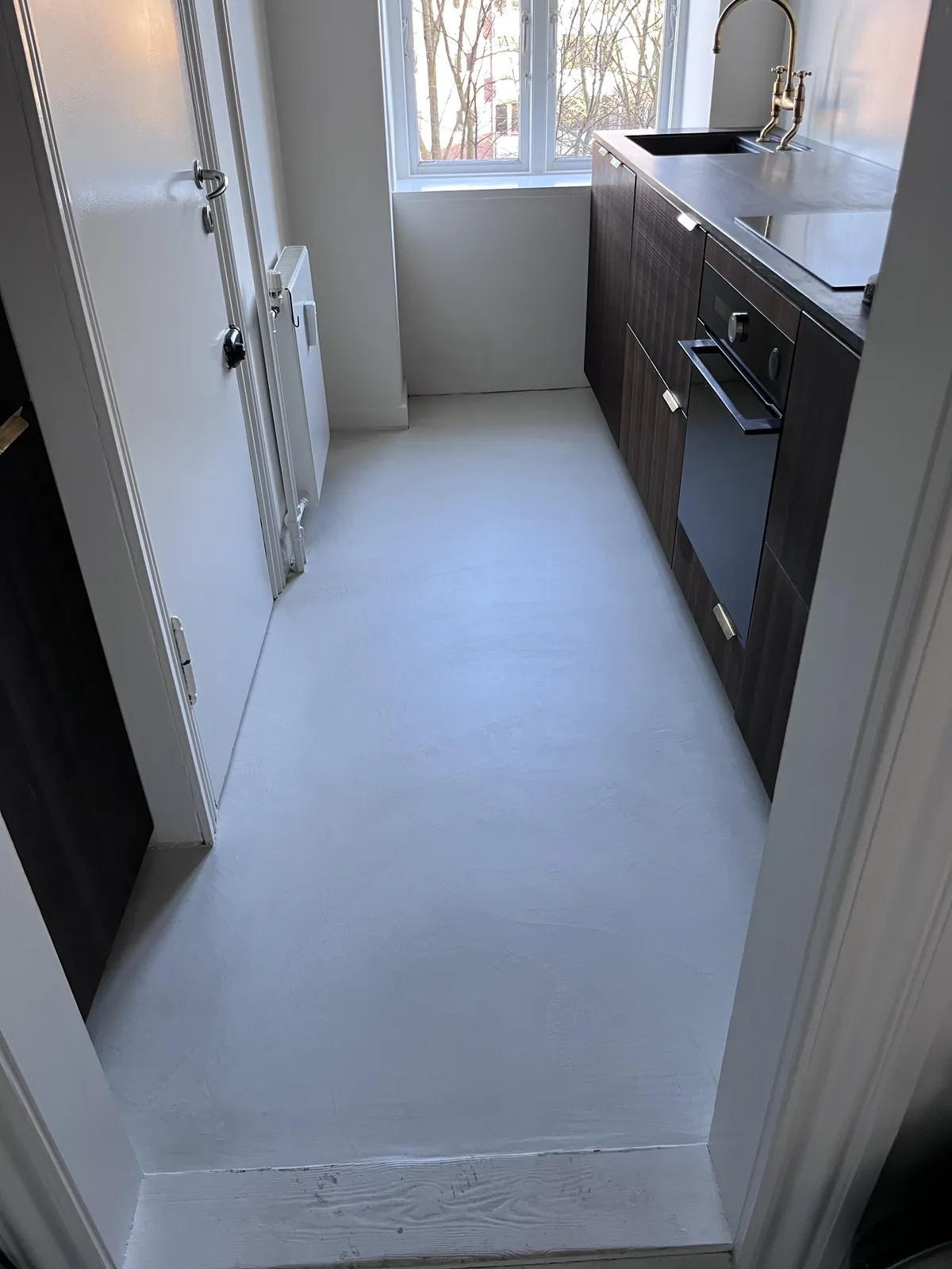 Lysegråt microcementgulv i køkken – Maler Microcement, Herlev og omegn