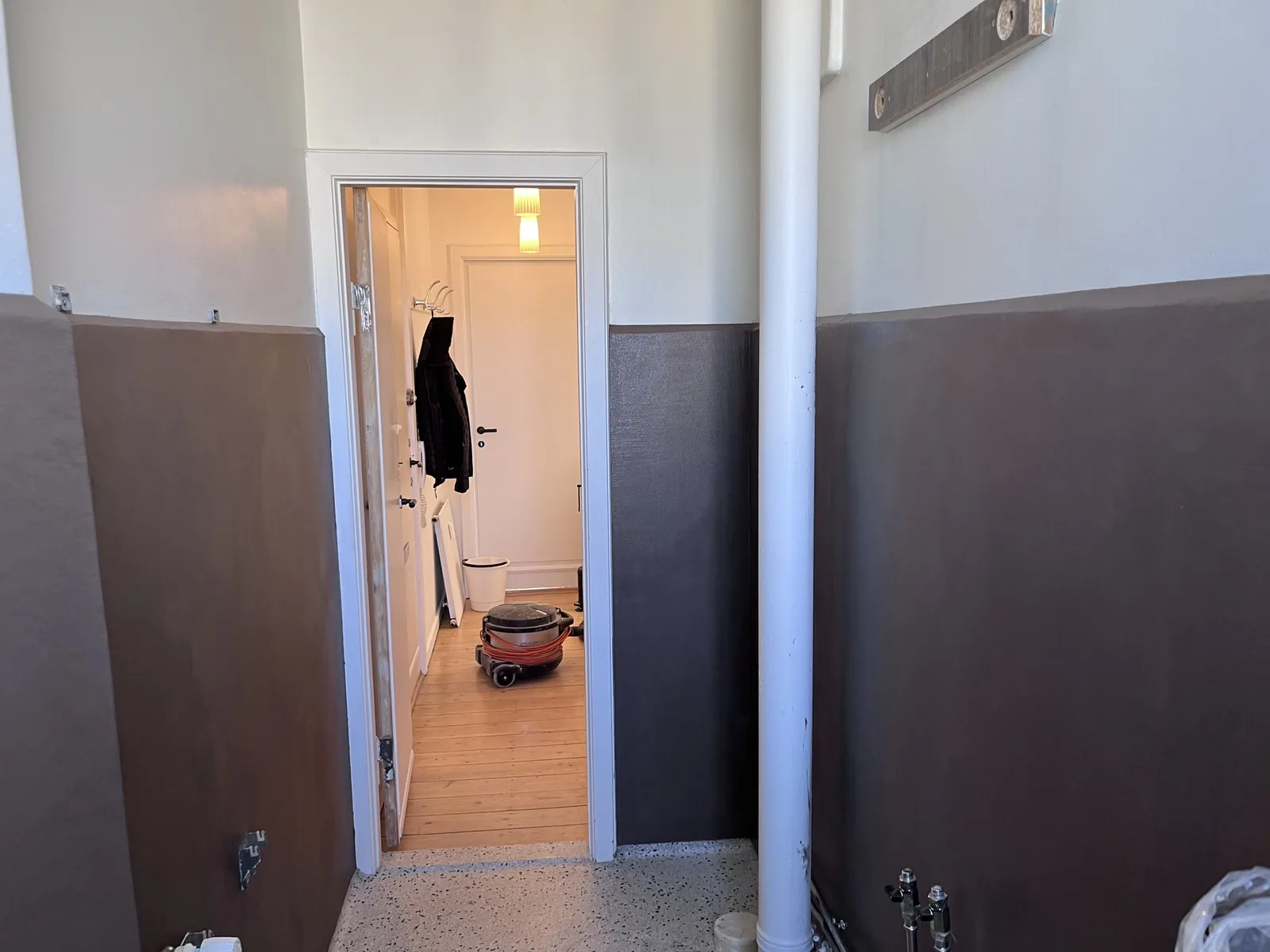 Rum med mørkebrune vægge nederst og hvid overdel – Maler Microcement, Herlev og omegn
