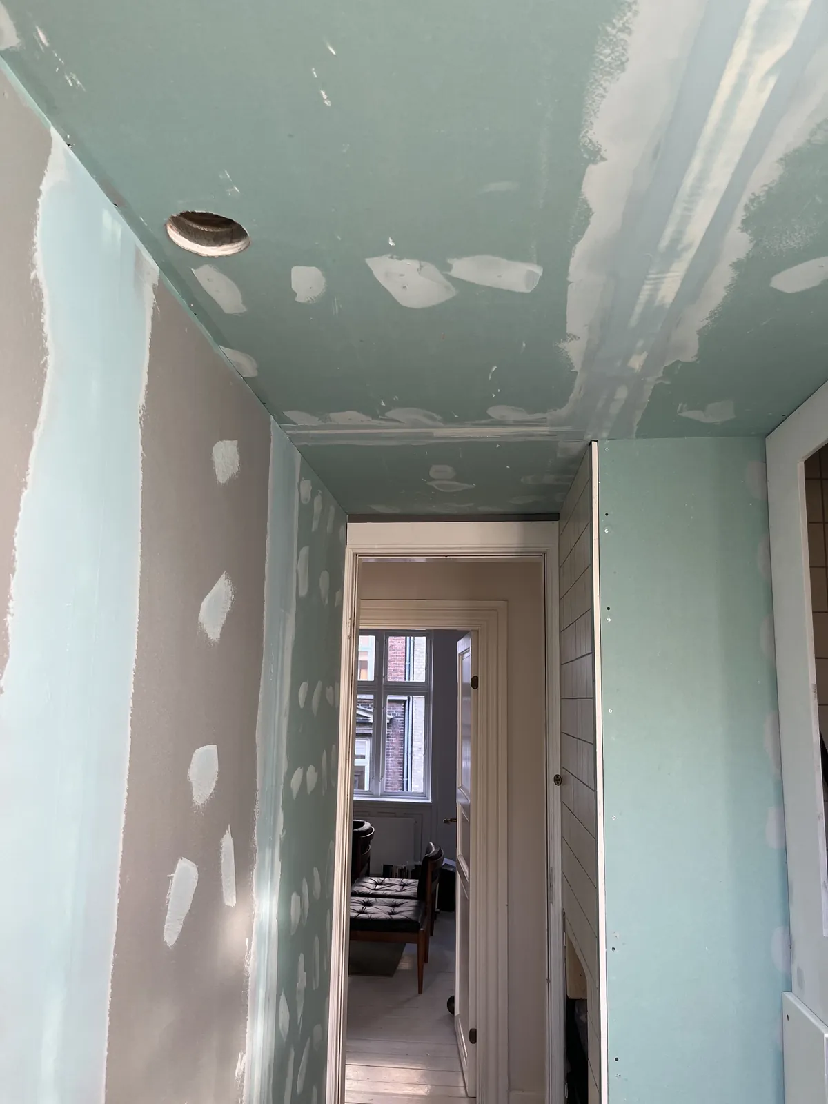 Spartlede gipsvægge og loft i smal gang – Maler Microcement, Herlev og omegn