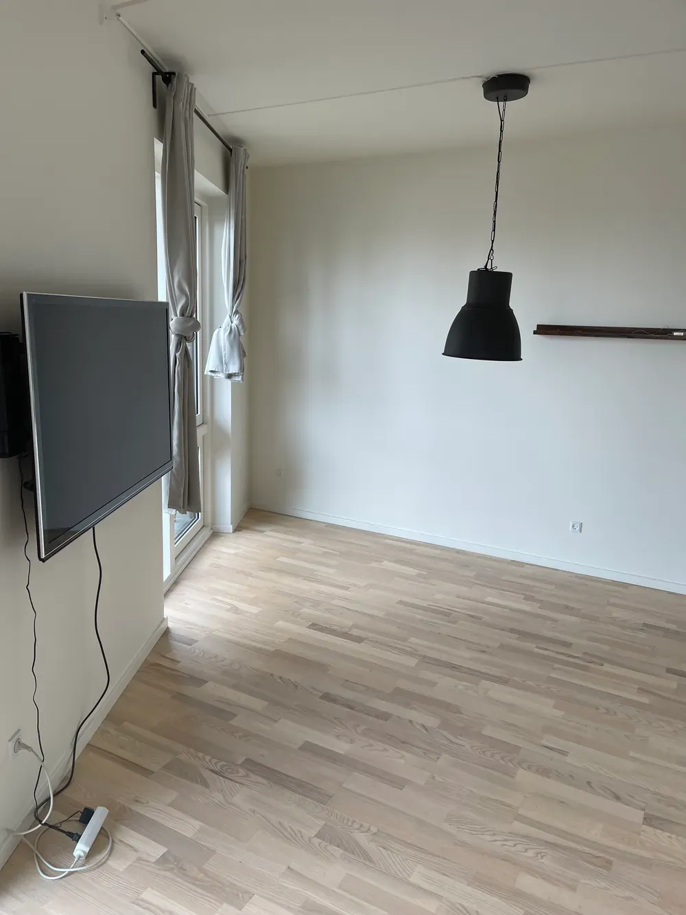 Lys stue med spisebordslampe og lyst trægulv – Maler Microcement, Herlev og omegn